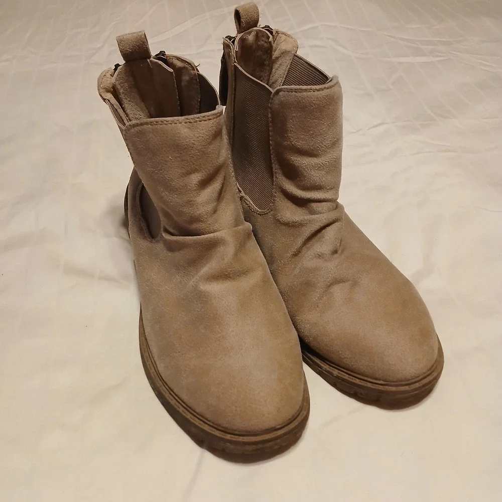 Womens Sz 8.5 Beige Suede Chelsea Boots‎ Back Zip Ankle Booties Fashion Footwear